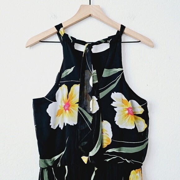 Premier Amour Floral Halter Pleated Chiffon Maxi Dress - Picture 4 of 10